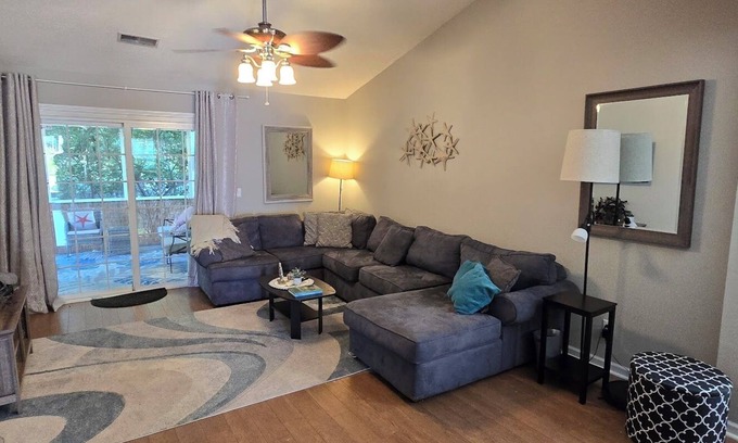 Goose Creek Casa | Cozy 2-bedroom house with King Bed