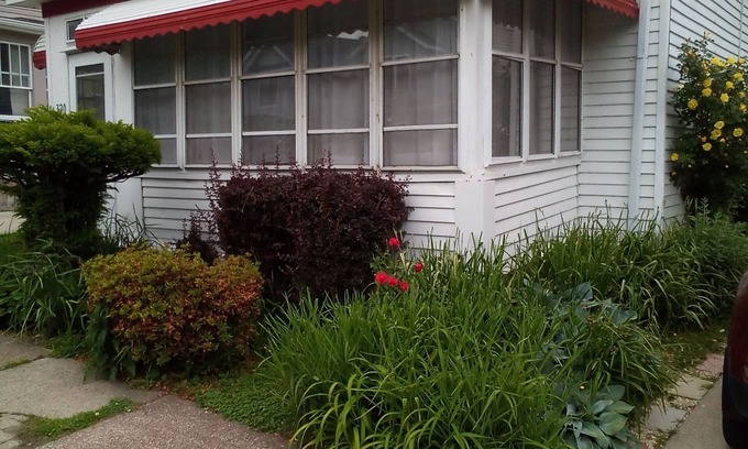 Erie Casa | Cozy 2-bedroom house with AC/summer in Erie. Back street promenade overlooks bay