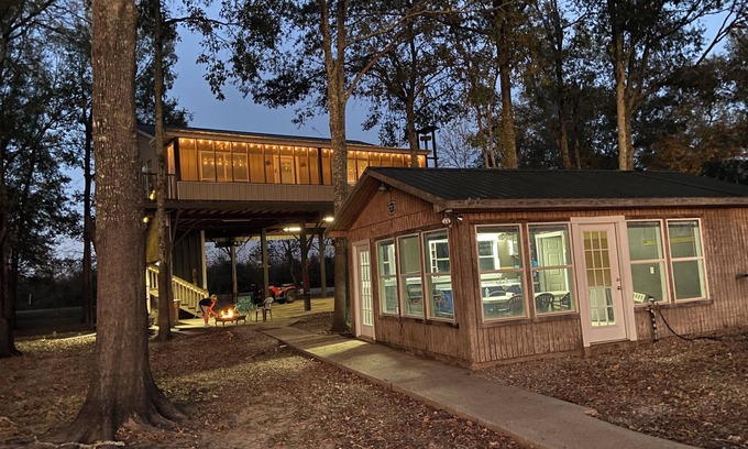 Acme Cabina | Cozy 2-bedroom lakefront fishing and hunting cabin in Jonesville with WiFi, AC