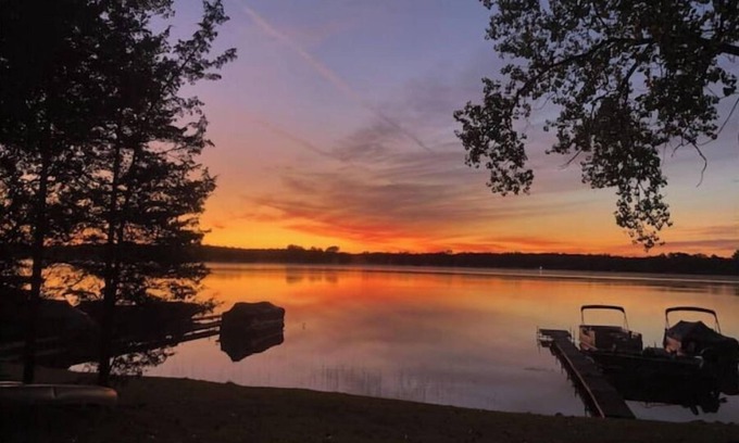 Brighton Cabaña | Cozy - 2 Bedroom, Lakefront Cottage UMich and MSU