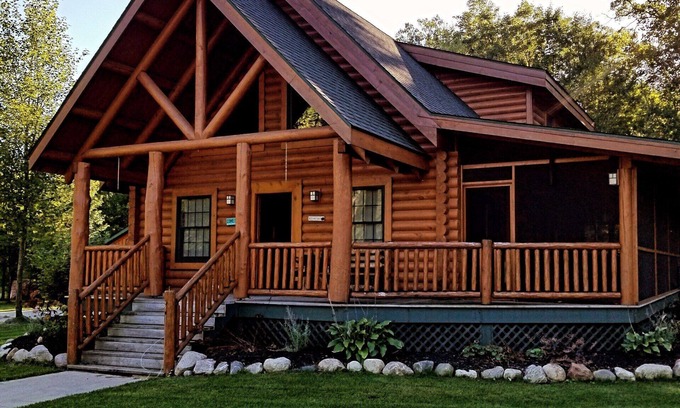 Moorestown Cabina | Cozy 2-bedroom lodge near Higgins Lake with WiFi, AC