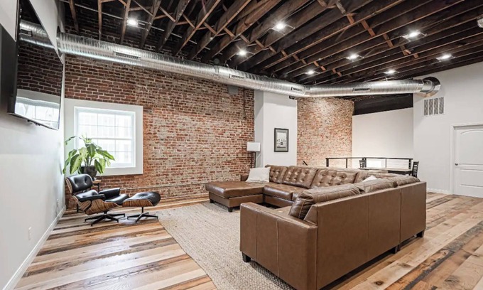 Evansville Apartamento | Cozy 2-bedroom Luxury apartment # 22 in awesome Evansville overlooking Downtown