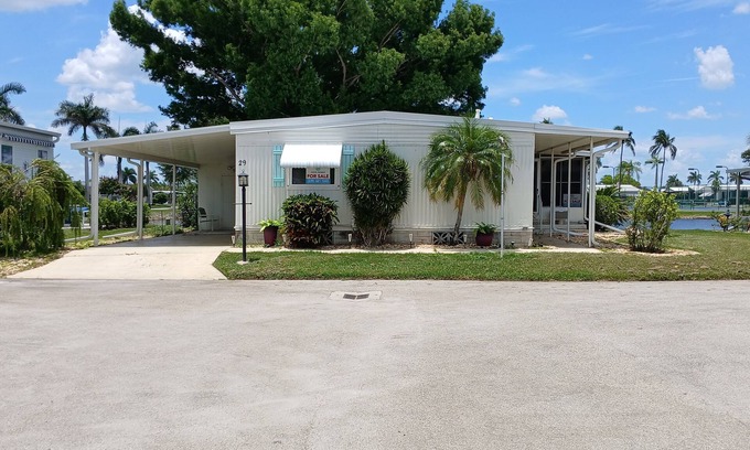Jamaica Bay Casa | Cozy 2-bedroom manufactured home for Snowbirds in charming South Fort Myers.