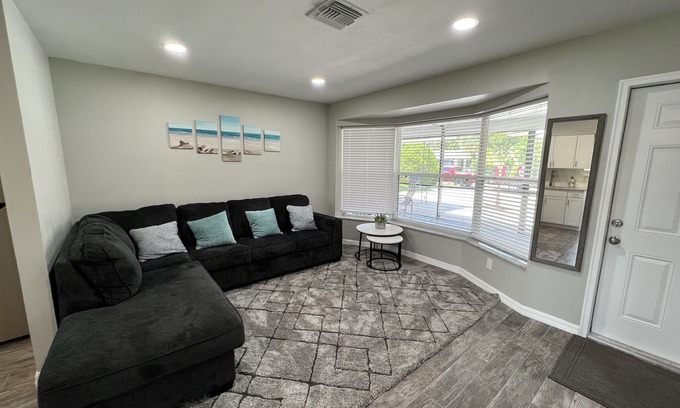 Warm Mineral Springs Casa | Cozy 2 Bedroom near the Springs