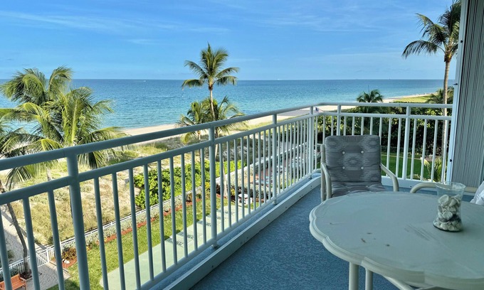 Bel Air Apartamento | Cozy 2-bedroom Oceanview Penthouse apartment with AC, WiFi