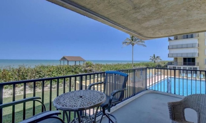 Hutchinson Island South Condominio | Cozy 2-bedroom oceanfront condo with WiFi, AC in serene Jensen Beach
