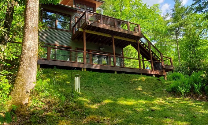 Cashiers Cabina | Cozy 2 bedroom, pet friendly cabin in Cashiers, NC with spectacular views.