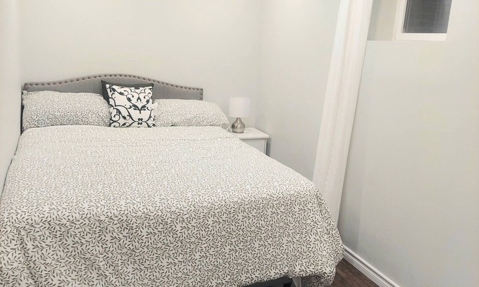 Ajax Apartamento | Cozy 2 bedroom plus Den walkout basement apartment
