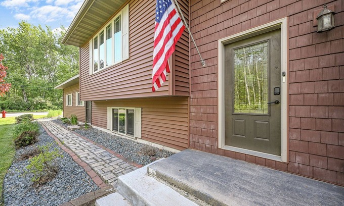 Mosinee Apartamento | Cozy 2-Bedroom Retreat with Wooded Views, Fire Pit & Stylish Kitchen!