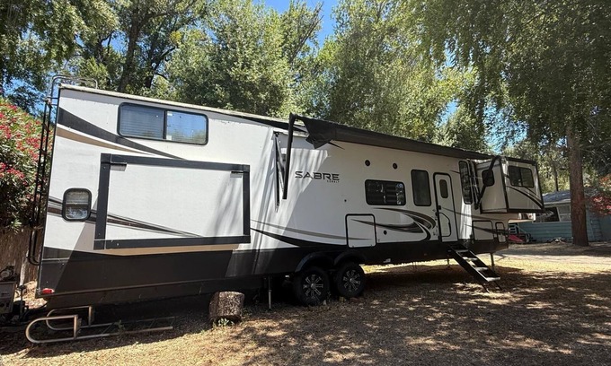 Nice Casa | Cozy 2-bedroom RV with WiFi, A/C, full kitchen. Just walking distance from lake