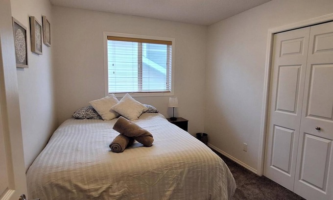 Royal Oak Casa | Cozy 2-Bedroom Shared Space (Not an Entire Home) – Your Gateway to the Mountains