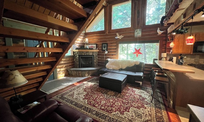 Alyeska Cabina | Cozy 2-bedroom ski cabin -sleeps 10!