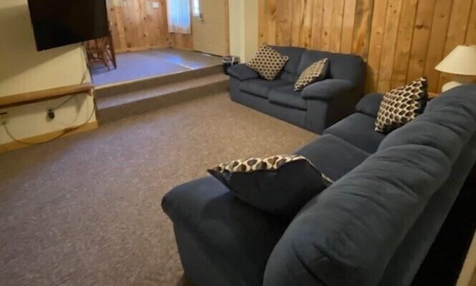 Stahlstown Cabina | Cozy 2 bedroom suite with living room. Close to hiking trails, ski resorts and family parks!