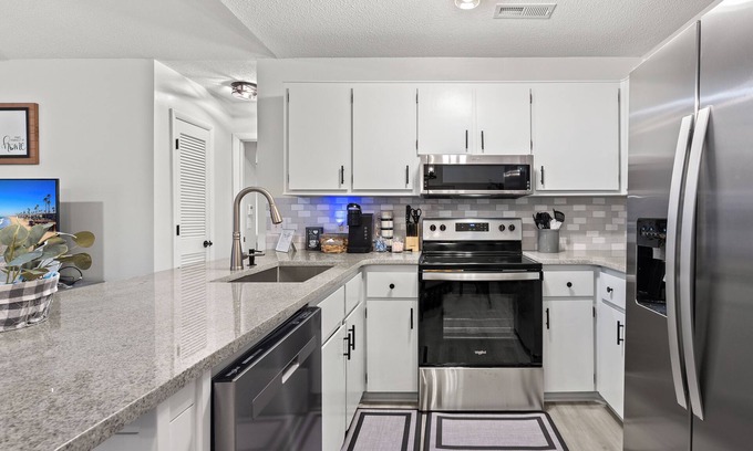 North Charleston Condominio | Cozy 2-bedroom condo in North Charleston, close to downtown and beaches.
