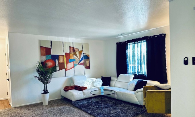 South Salt Lake Condominio | Cozy 2-bedroom condo with AC, nestled in South Salt Lake City.