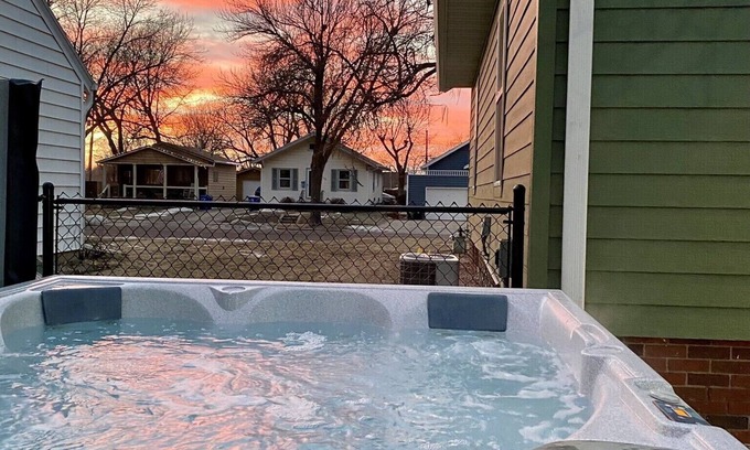 Folsom's Addition Casa | Cozy, 2-bedroom vacation home- 1 mile to DT: Hot Tub, 86" TV, Golf & Fenced Yard