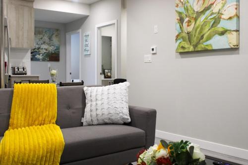 Southeast Calgary Apartamento | Cozy 2-Bedroom Walkout Basement Suite