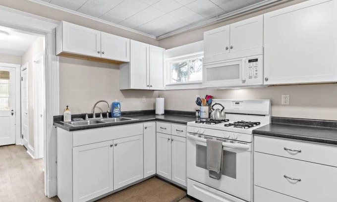 Winooski Apartamento | Cozy 2 Bedroom with Parking!