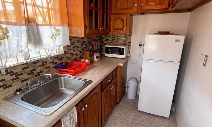 Arnos Vale Casa | Cozy 2 bedrooms, Free Parking, Walking distance to beaches & Restaurants.
