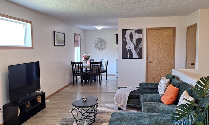 Brandon Casa | Cozy 2 Bedrooms in a stylish home in Central Brandon
