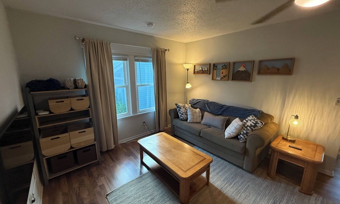 Ames Casa | Cozy 2-bedroom house near Jack Trice Stadium in Ames