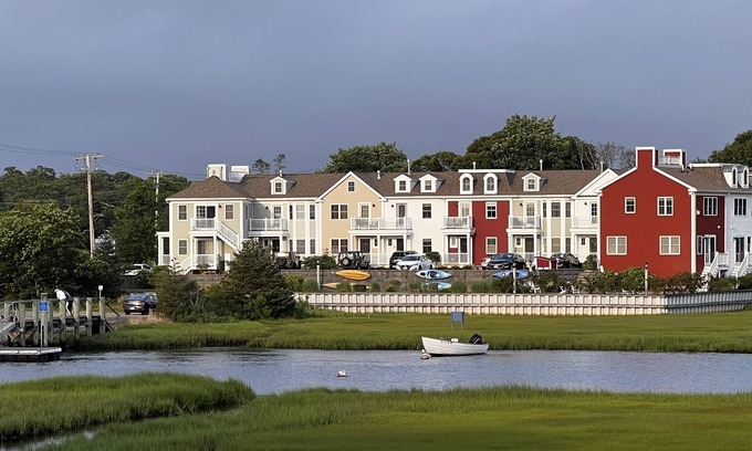 West Harwich Condominio | Acogedor condominio de 2 dormitorios con vista al río Herring West Harwich