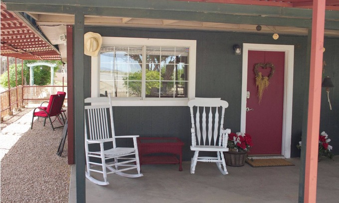 Rosamond Casa | Acogedor 2 BR en 2 acres con huerto en Rosamond, CA