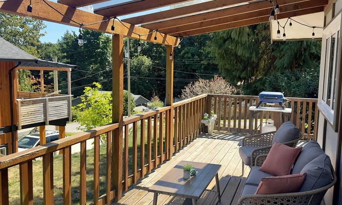 Granthams Landing Casa | Cozy 2 BR private house - 1 minute drive to the beach and lower Gibsons!