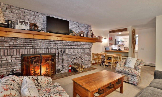 Central Vermont- Killington Condominio | Cozy 2 BR Ski On Ski Off Condo in Killington's Sunrise Mountain Village. Pool. Hot Tub.