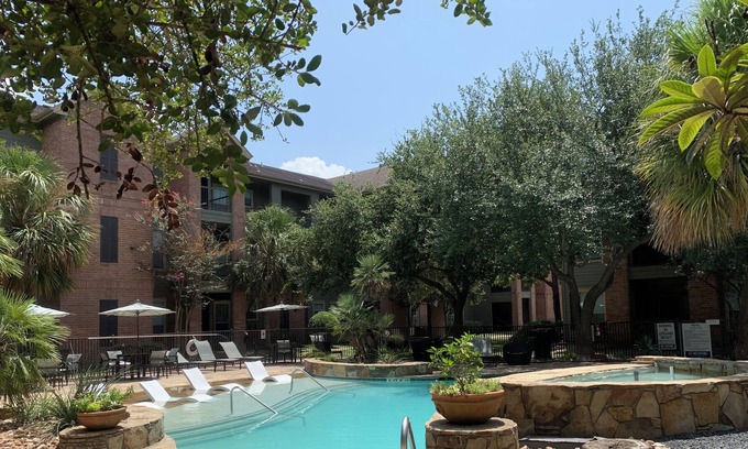 Southbelt/Ellington Apartamento | Cozy 2 King Bed/ 2 Bath w/ Lake Access! Downtown 20 Mins Away! Stores Nearby!