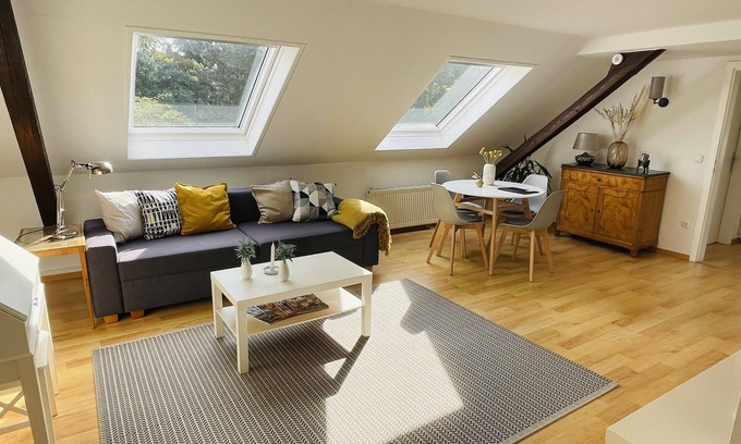 Ratingen Apartamento | Acogedor apartamento de 2 habitaciones con cocina y baño.