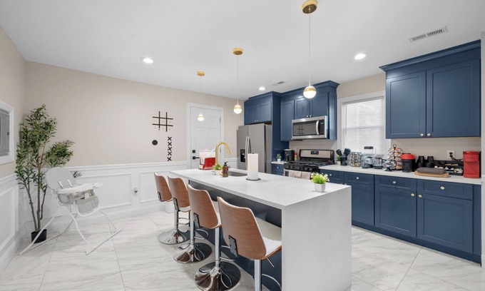 Union Apartamento | Cozy 2-Story Loft Apt: Hot Tub, Grill, Arcade, EWR in 10 min, NYC in 25 min