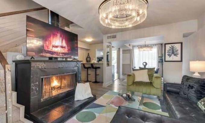Junius Heights Condominio | Cozy 2-story loft with fireplace, luxury linens, full kitchen, and award-winning courtyard.