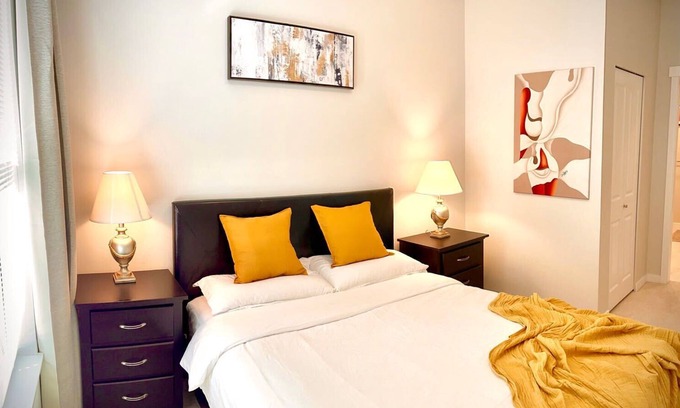 Richmond Condominio | Cozy 2B/R Luxury Home at life convenient center in Heart RMD! Family friendly!