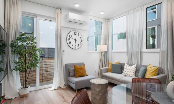Broadway Casa | Cozy 2B2B Heart of CapHill (Pet Friendly)