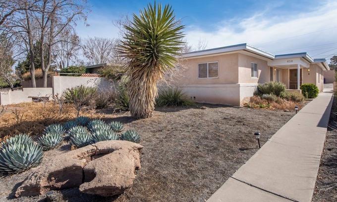 Pueblo Alto Condominio | Cozy 2bd/1ba Nob Hill home Garage Parking