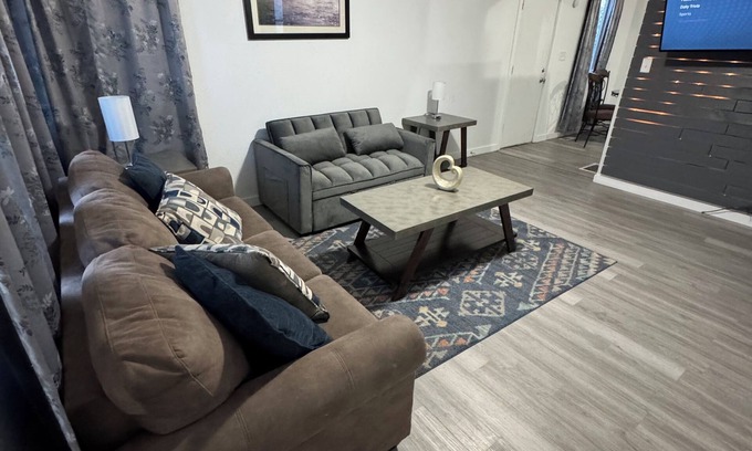 Airport Heights Community Council Casa | Cozy 2BD house A Russian Jack