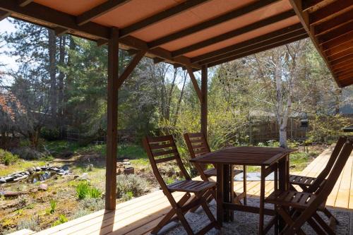 Southwest Bend Casa | Cozy 2BDR Retreat in Bend for 6