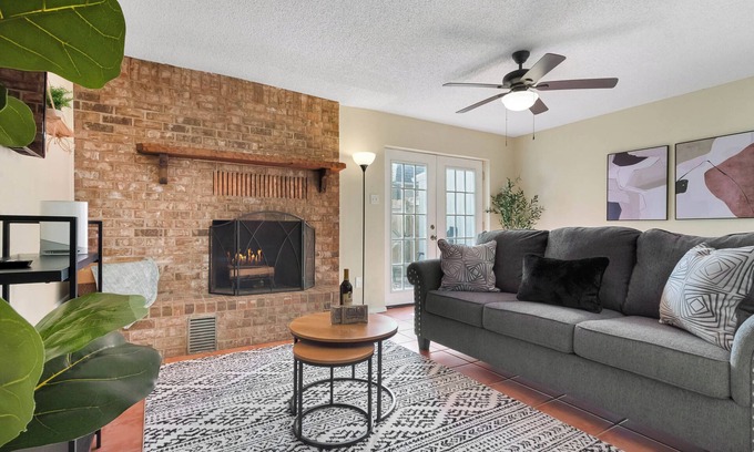 Longview Casa | Cozy 2bdr Townhome, King Bed, Pet Friendly, Centrally Located