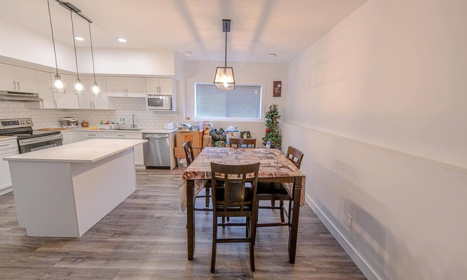 Grande Prairie Casa | Cozy 2bedroom apartment on a corner lot close to restaurants and shopping center
