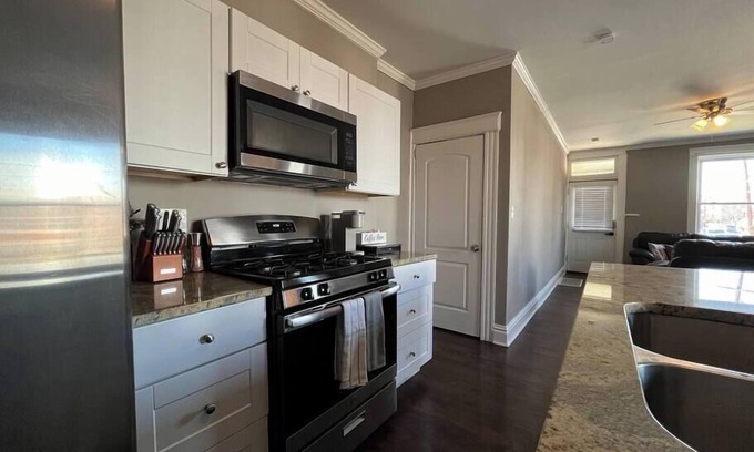 Tower Grove East Apartamento | Cozy 2BR-1BA Backyard & King Bed