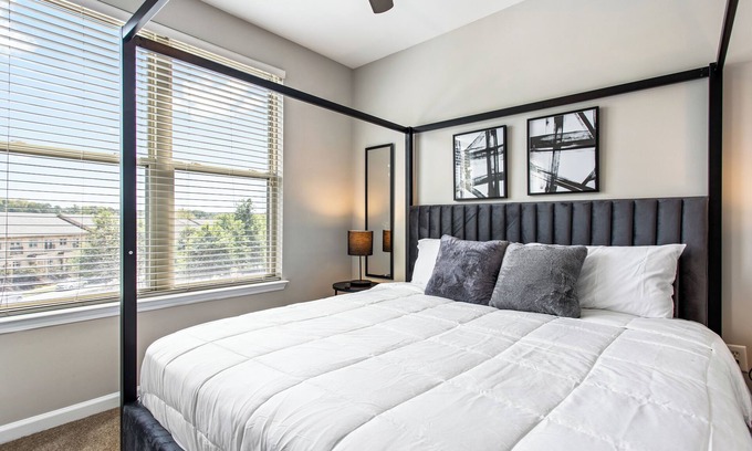 Lindridge-Martin Manor Apartamento | Cozy 2BR/2BA /Pool, Gym, fast WiFi 10 mins to Downtown ATL