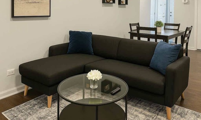 Chicago Apartamento | Cozy 2BR Apt w/ Washer & Dryer