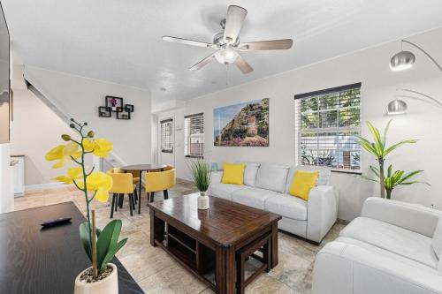 St. Petersburg - Clearwater Casa | Cozy 2BR - Beach & Trail - Bikes, Fire Pit