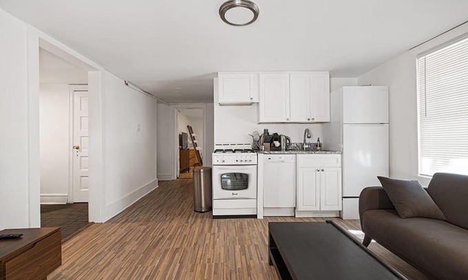 Ventnor City Apartamento | Charming 2BR with Parking, 1 Block from Beach