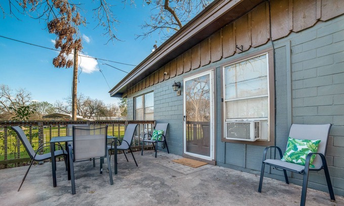 Seguin Cabina | Cozy 2br cabin on the river | WiFi | Sleeps 6