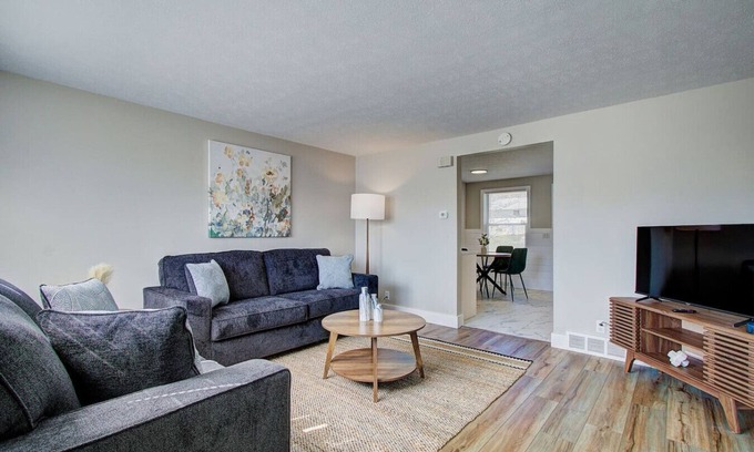 North Canton Apartamento | Cozy 2BR | Central North Canton w/ Garage