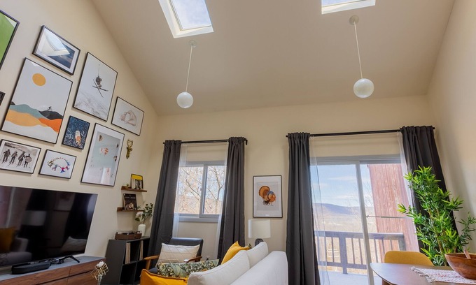 Vernon Condominio | Cozy 2BR condo w/ valley views