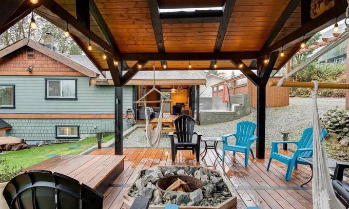 Youbou Cabaña | Cozy 2BR Cottage w/ Hot Tub! Walk to the Beach!