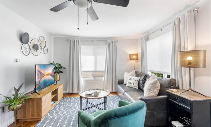 Sheridan Casa | Cozy 2BR Getaway & Sleep 6 | The Emerald City Bungalow